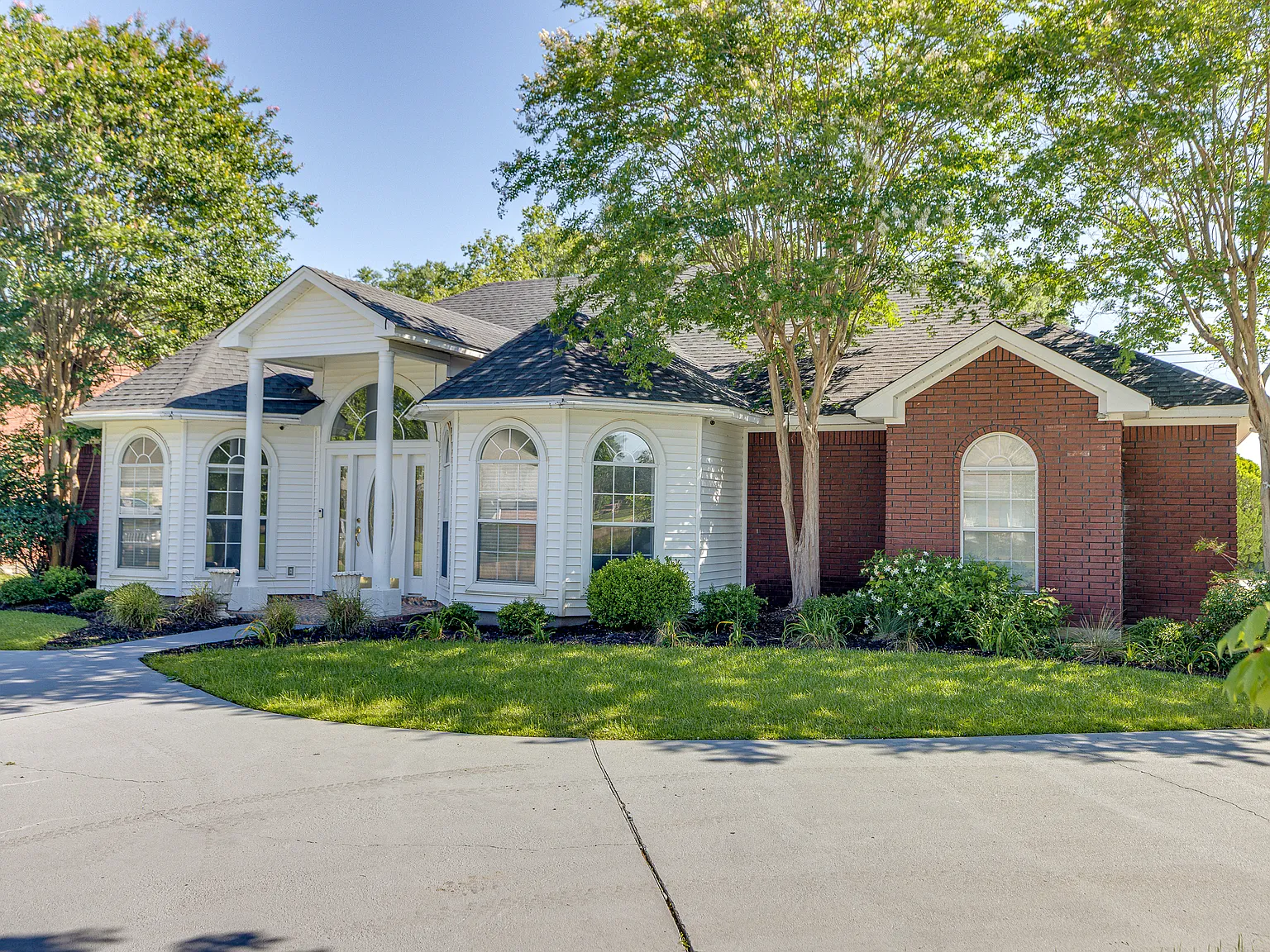 3 bed, 2.5 bath, 2750 sqft, $2,500 — Photo 2