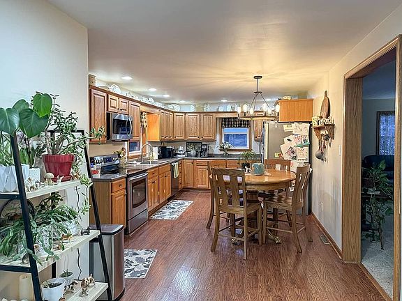 Eat in kitchen
Oak cabinets