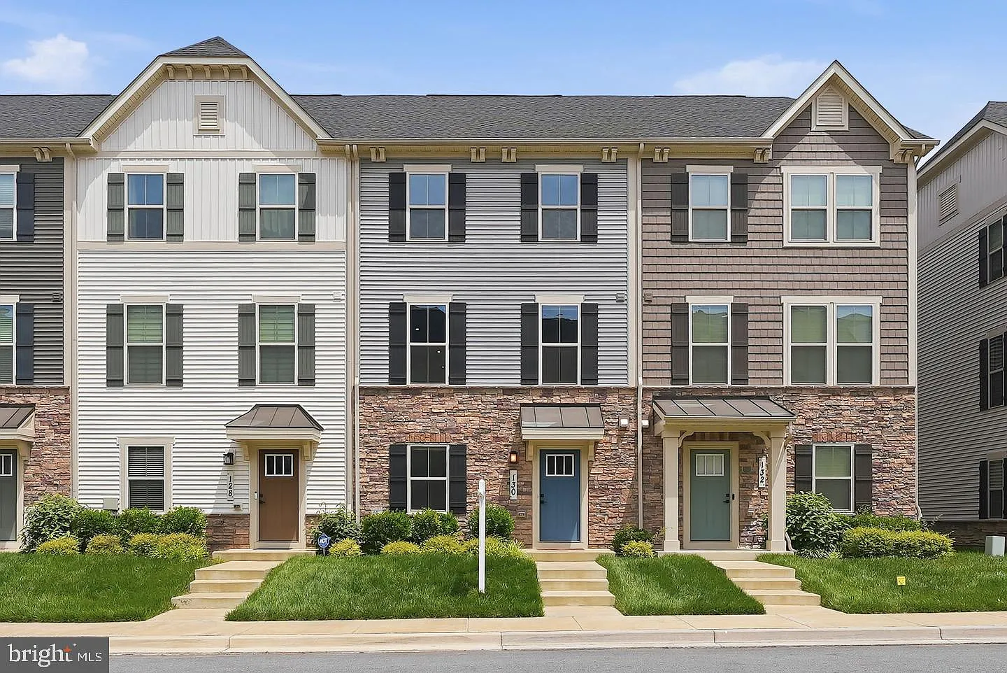 3 bed, 4.0 bath, 2160 sqft, $3,300 — Photo 2