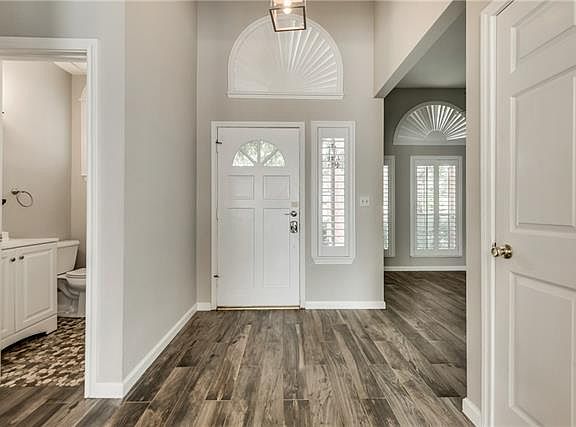 4th image of 402 Glenn Ln