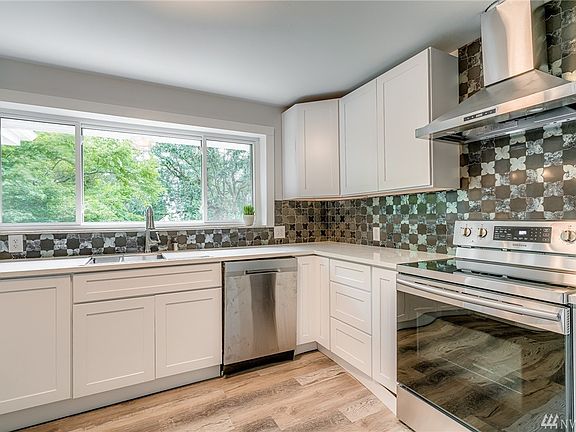 3rd image of 10515 Brook Ln SW