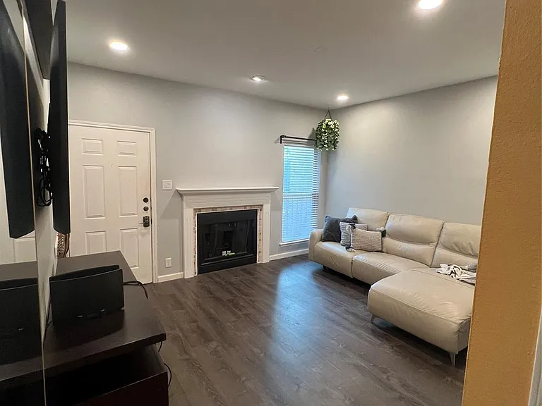 2414 Longview St #202 — Photo 6