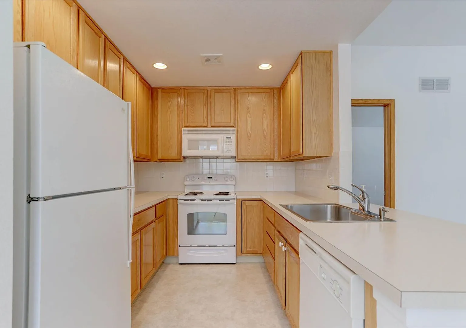 South-Facing End-Unit Ranch Townhome for Rent Indian Peaks — Photo 4