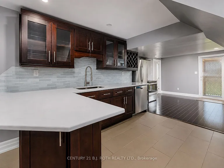 Succession Cres — Photo 4