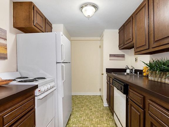5th image of 2300 Tunlaw Rd NW #B