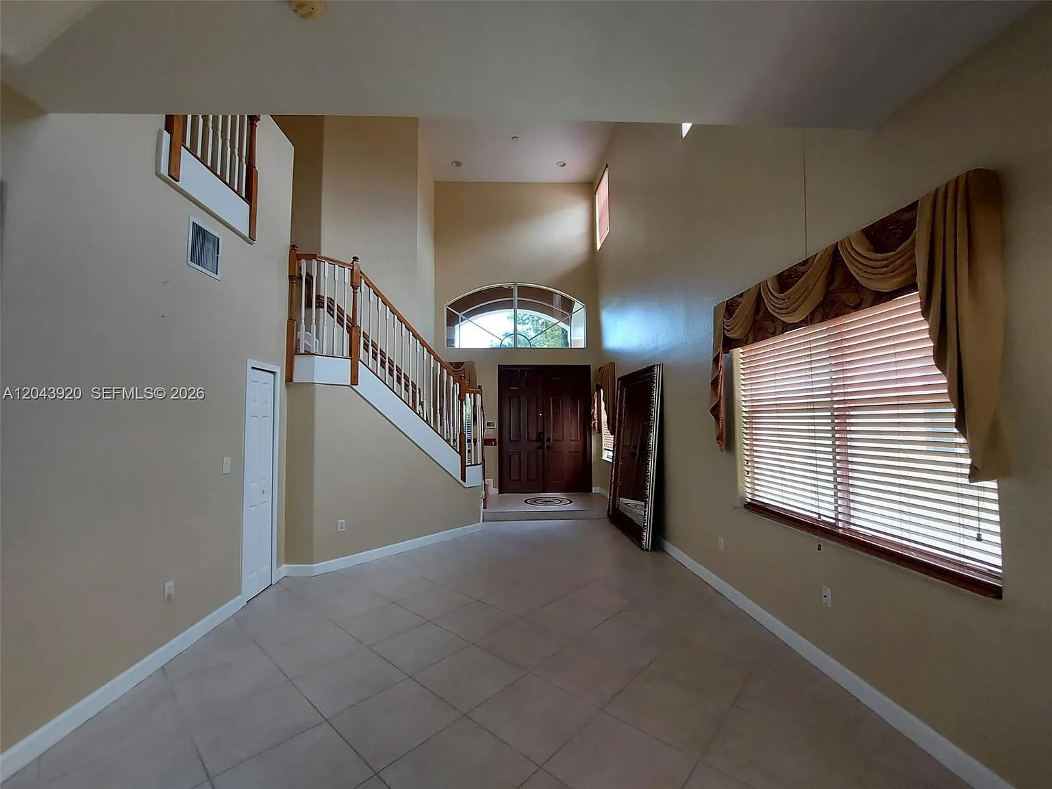 5 bed, 3125 sqft, $5,200 — Photo 4
