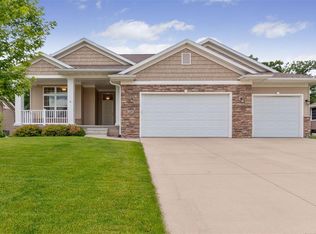 220 Willowood Dr, Hiawatha, IA 52233
