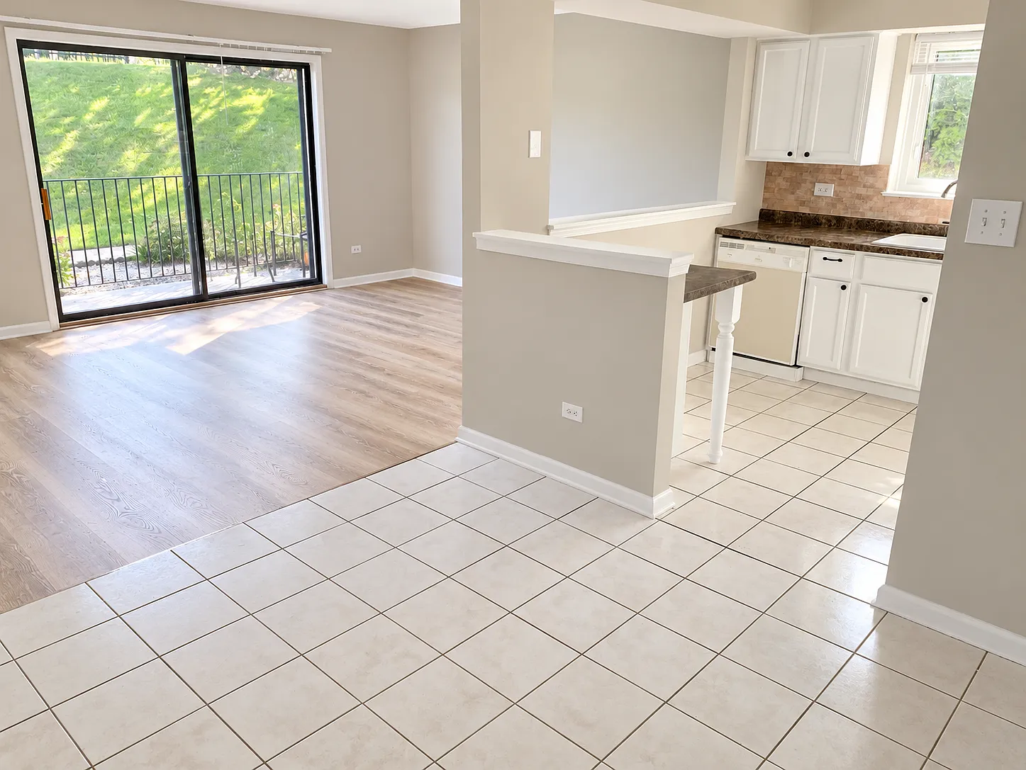 Charming, Refreshed 1BR/1BA, 750 Sq Ft Only Pay Electric! Prime location near I-355 — Photo 3
