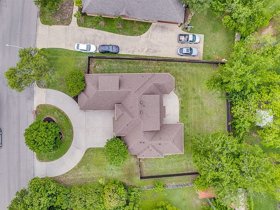 3rd image of 809 Longridge Dr