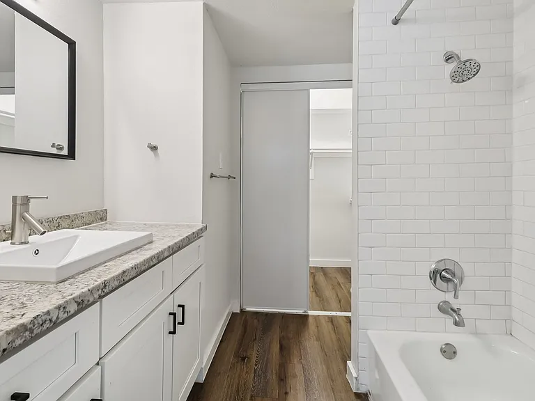 Courtyard Condos — Photo 43