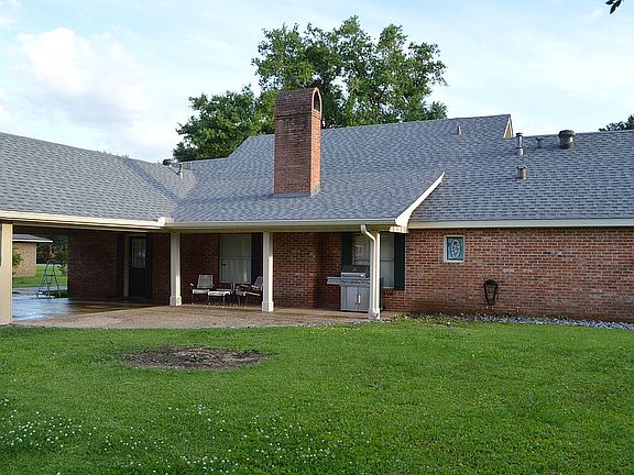 4th image of 3925 Bayou Blvd