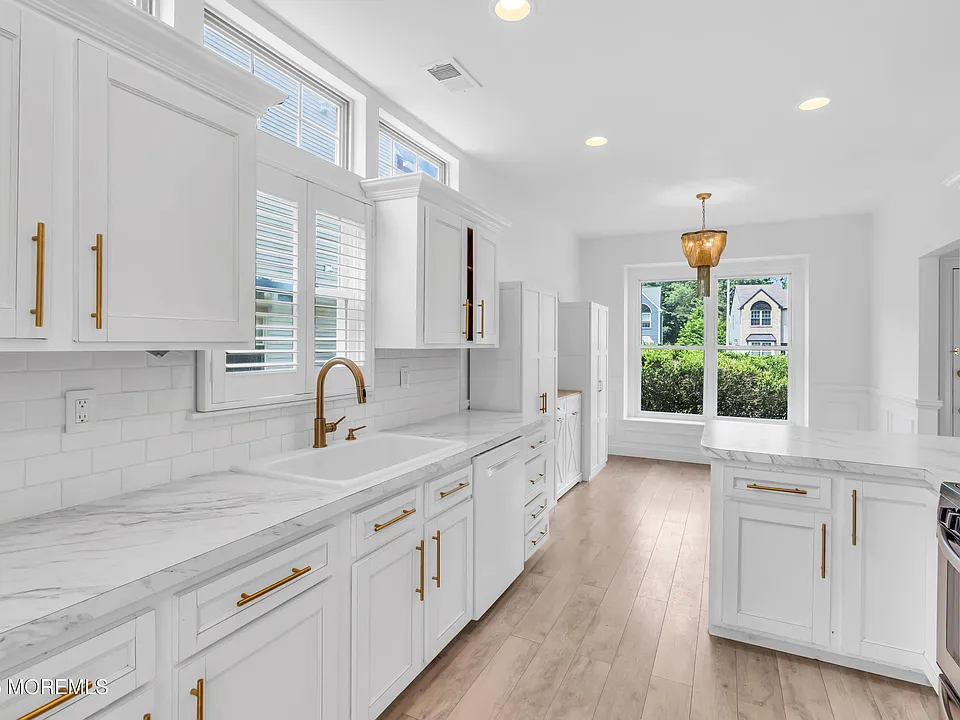 19 Longbrook Ln