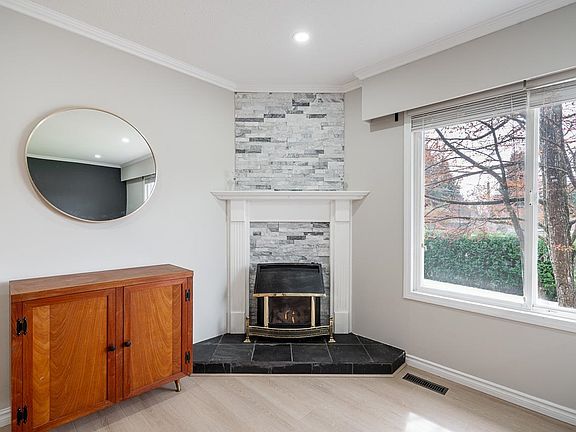 4th image of 32157 Holiday Ave