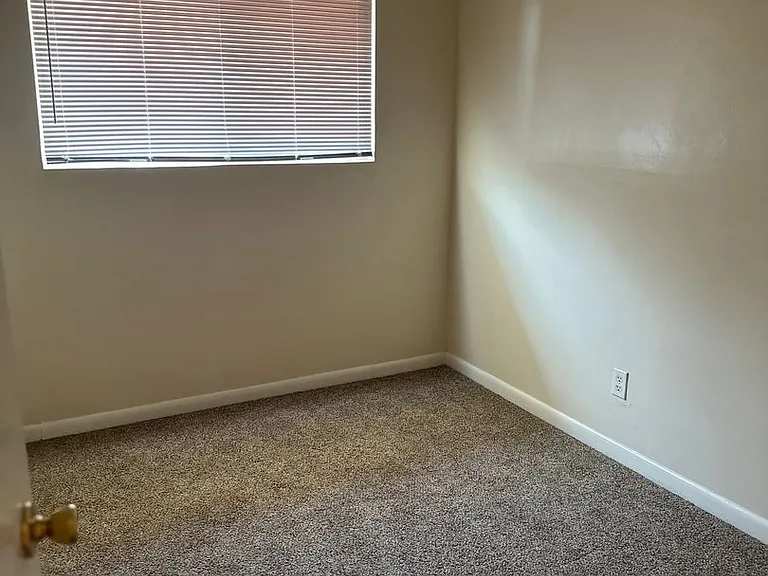 405 W Hazel St — Photo 15