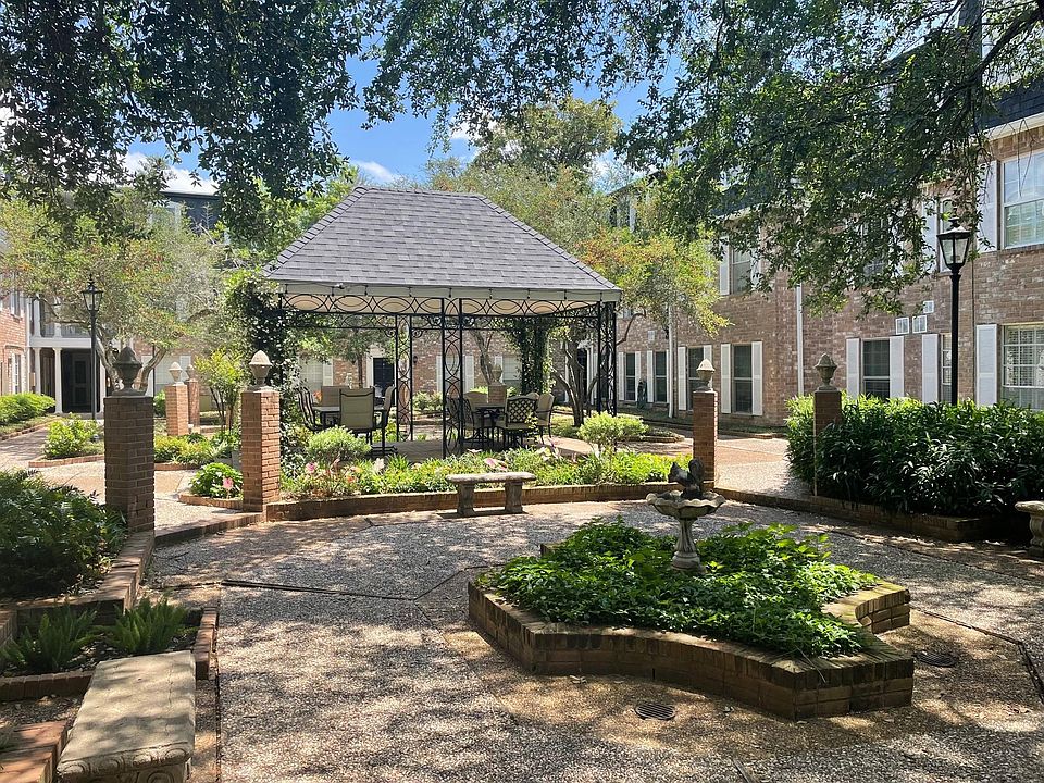 Enjoy the New Orlean's feel in this wonder courtyard at 357 N Post Oak.
