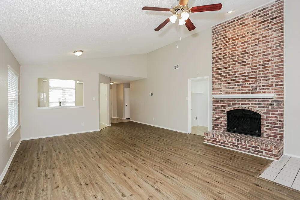 3 bed, 2.0 bath, 1387 sqft, $2,350 — Photo 4