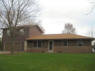 271 Ridgeway Dr, Dousman, WI 53118