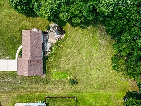 3rd image of 11282 Carriage Hill Dr