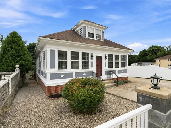 215 Simmonsville Ave, Johnston, RI 02919