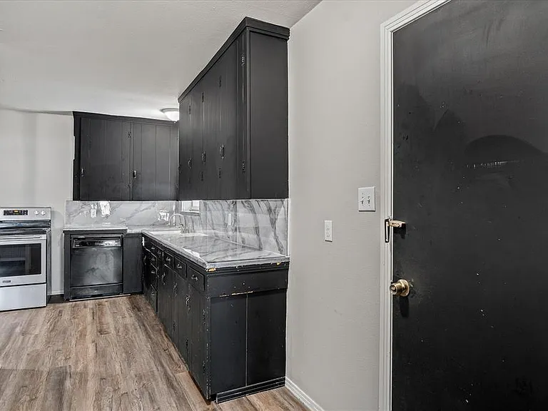 175 E Elm St — Photo 10