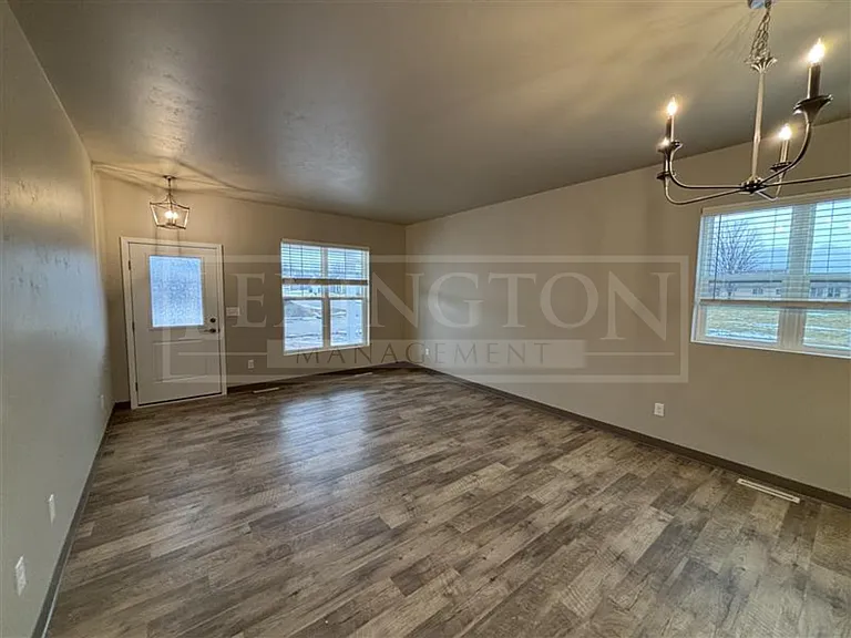 1129 Northwood Dr — Photo 4