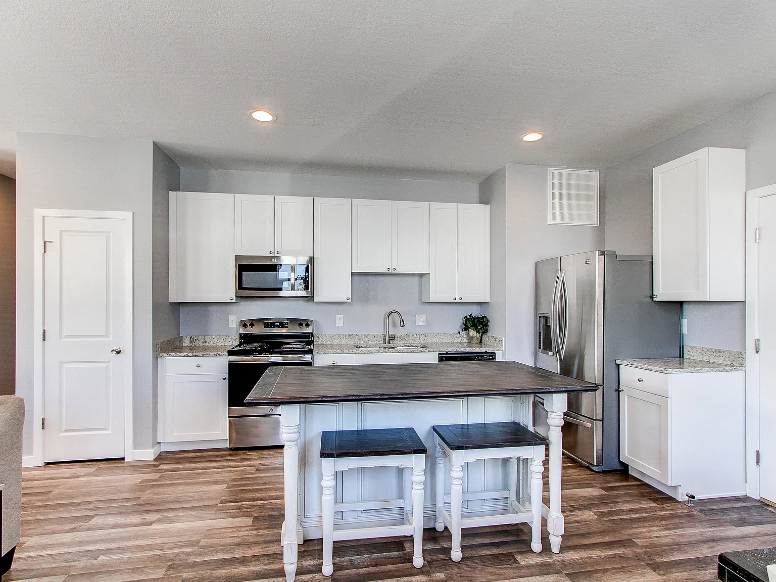 2 bed, 1.5 bath, 1218 sqft, $1,900 — Photo 4