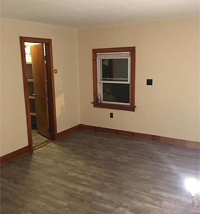 This is the bathroom of the next-door apartment. It is similar.