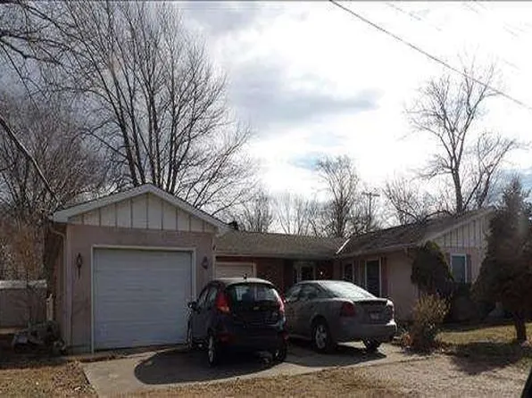 432 S 8th St, Girard, IL 62640