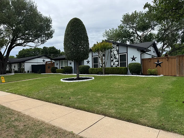 1705 Hawthorne Ln — Photo 4