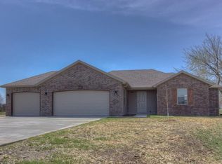 123 E Shawnee St, Strafford, MO 65757