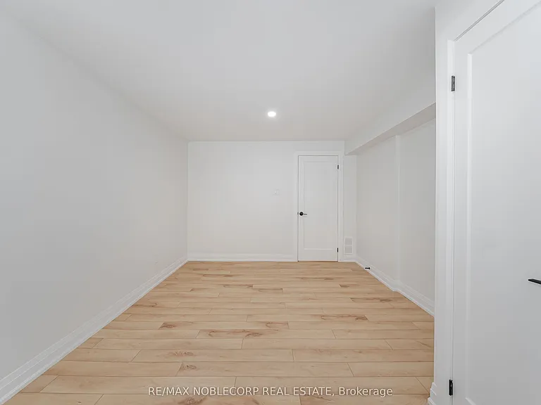 131 Dunstan Cres #LOWER — Photo 19