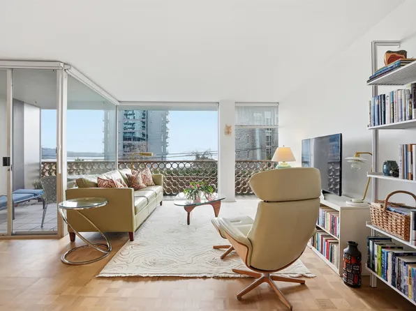 2135 Argyle Ave #102, West Vancouver, BC V7V 1A5