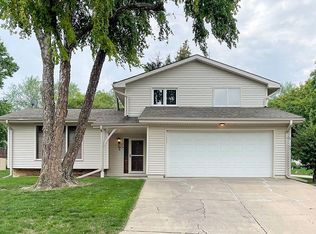 1242 N 145th Plz, Omaha, NE 68154