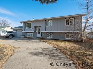 917 Phoenix Dr, Cheyenne, WY 82001