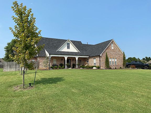 3rd image of 2116 E Woodland Cir
