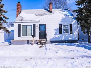 22805 Pleasant St, Saint Clair Shores, MI 48080