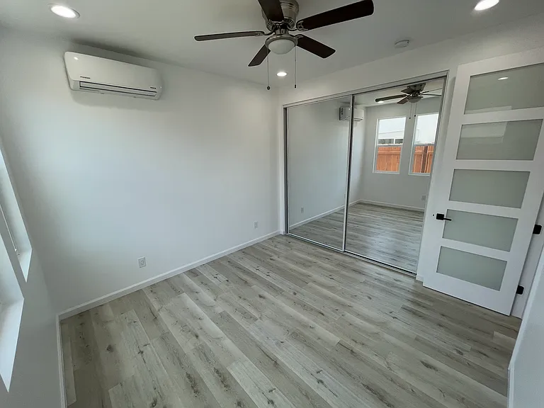 4327 Clairemont Dr — Photo 3