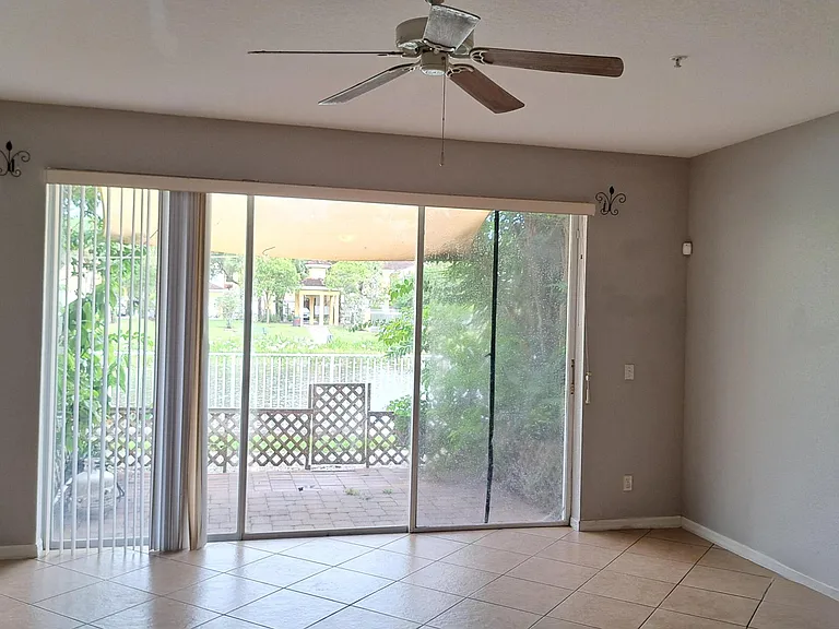 862 Pipers Cay Dr — Photo 2