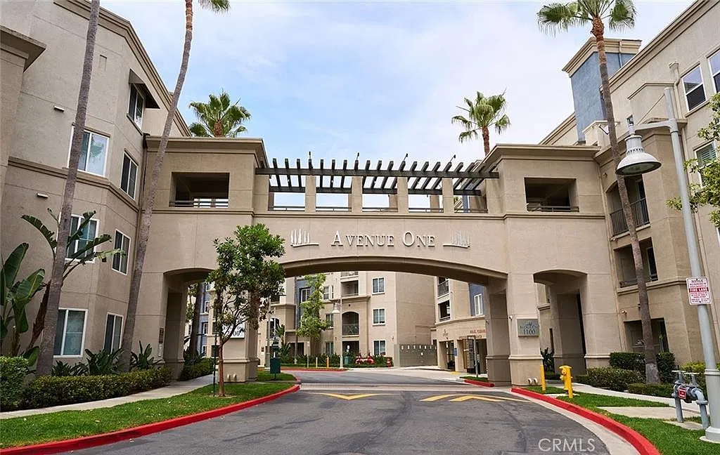 2 bed, 1038 sqft, $3,200 — Photo 2