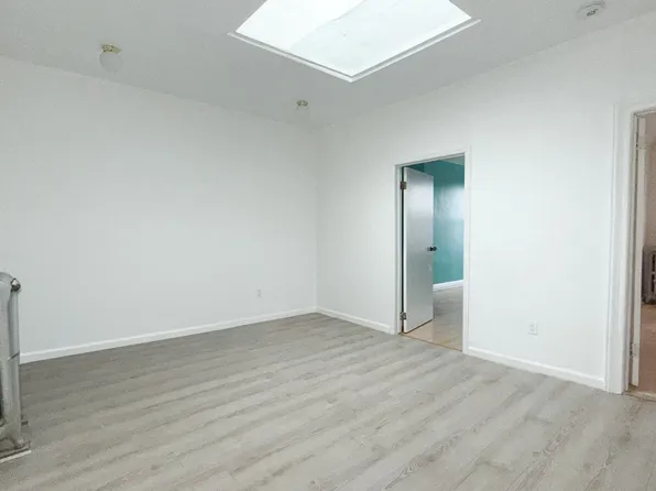 111-06 Farmers Boulevard image 3 of 13