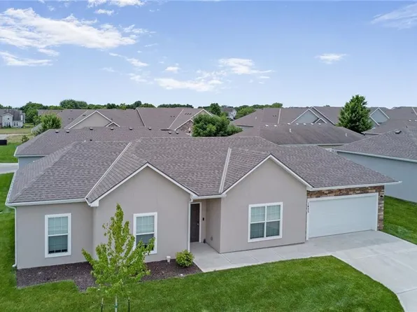 1425 Villa Ln, Louisburg, KS 66053