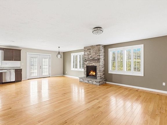 3rd image of 10 Jonathan Ln