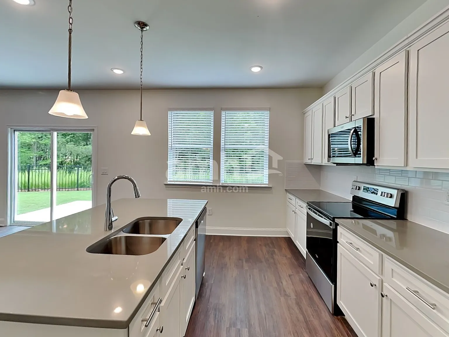 3 bed, 2.5 bath, 1895 sqft, $2,560 — Photo 3