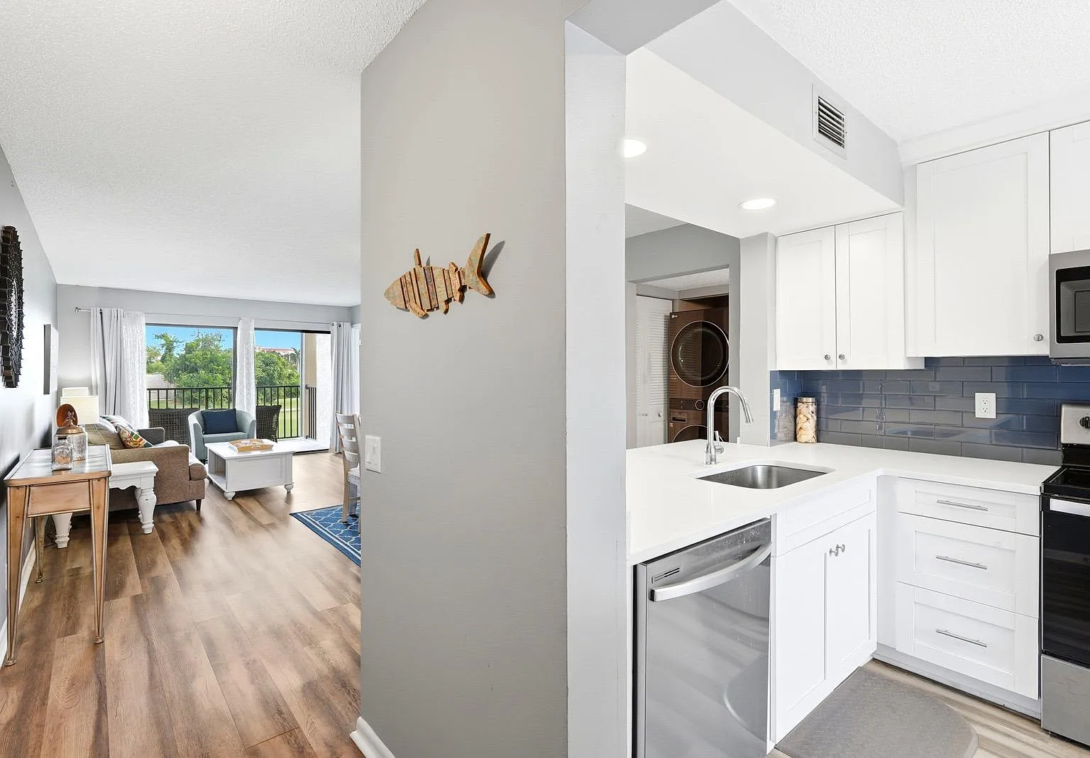 2 bed, 915 sqft, $2,600 — Photo 2