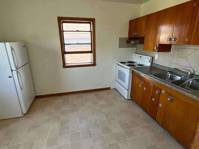 1213 1/2 Cleveland Ave — Photo 2