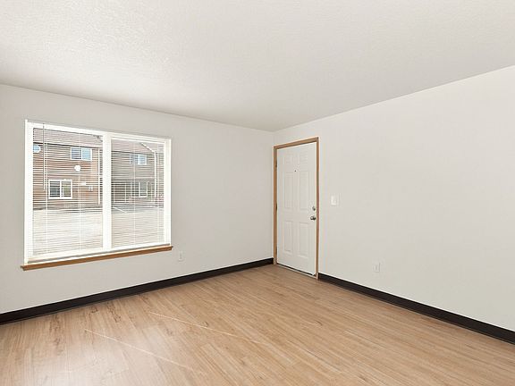 3rd image of 366 Main St W APT 4