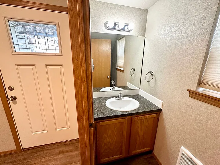2102 N Yellowstone St — Photo 7