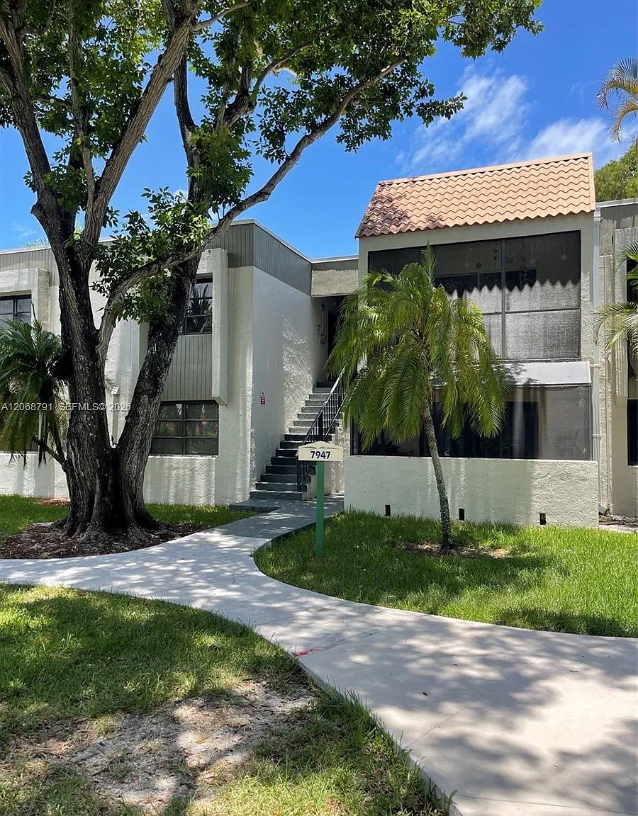 Venetian Palms Condo — Photo 2