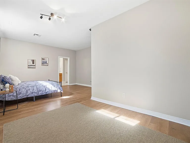 409 E Austin Ave — Photo 17