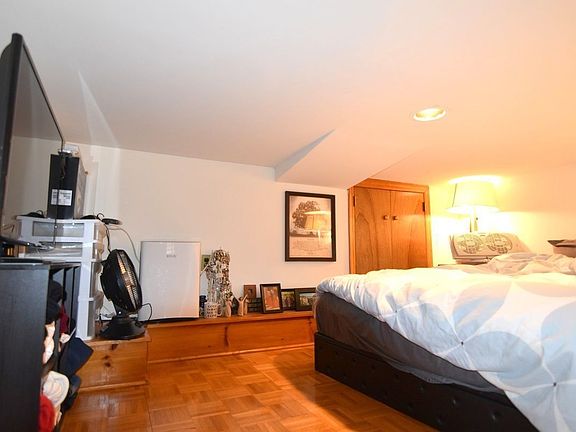4th image of 128 W 75th St APT 1A